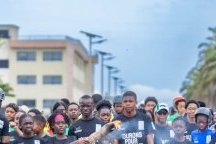 JOJ Dakar 2026&nbsp;: Près de 500 jeunes célèbrent la flamme olympique à Akanda