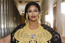 Oumou Sininta : des dons de plusieurs millions en cash et une tenue au mariage de son fils affolent la toile
Oumou Sininta : des dons de plusieurs millions en cash et une tenue au mariage de son fils affolent la toile