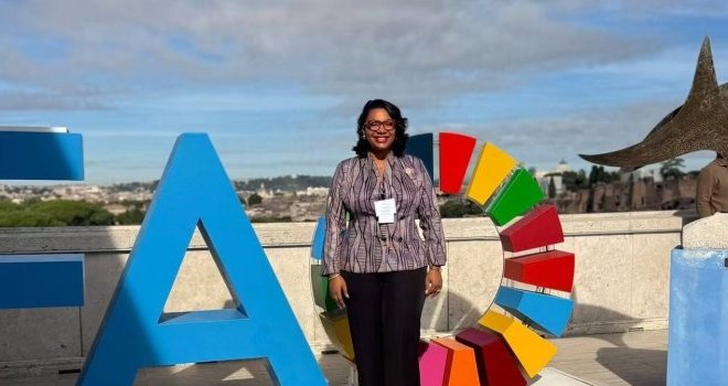 Agroalimentaire : la Gabonaise Brenda Tsiba Djouassa parmi les 100 femmes héroïnes distinguées par la FAO à Rome
Agroalimentaire : la Gabonaise Brenda Tsiba Djouassa parmi les 100 femmes héroïnes distinguées par la FAO à Rome