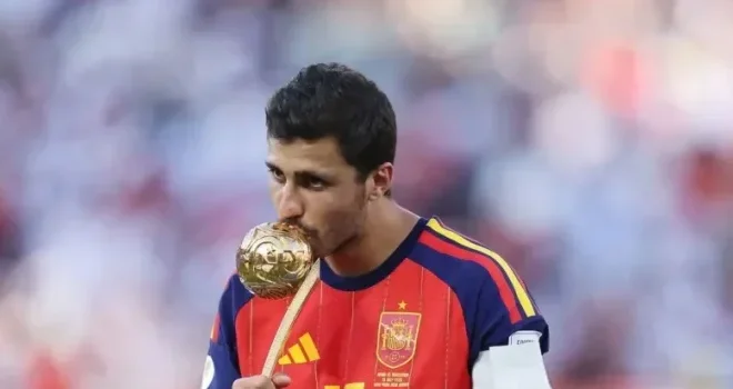 Mondial 2026 : Rodri sacré meilleur joueur, Mbappé meilleur buteur, l’Espagne rafle les grands prix
Mondial 2026 : Rodri sacré meilleur joueur, Mbappé meilleur buteur, l’Espagne rafle les grands prix