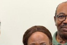 Ali Bongo réuni avec sa mère Patience Dabany : une photo de famille qui fait sensation sur la toile
Ali Bongo réuni avec sa mère Patience Dabany : une photo de famille qui fait sensation sur la toile